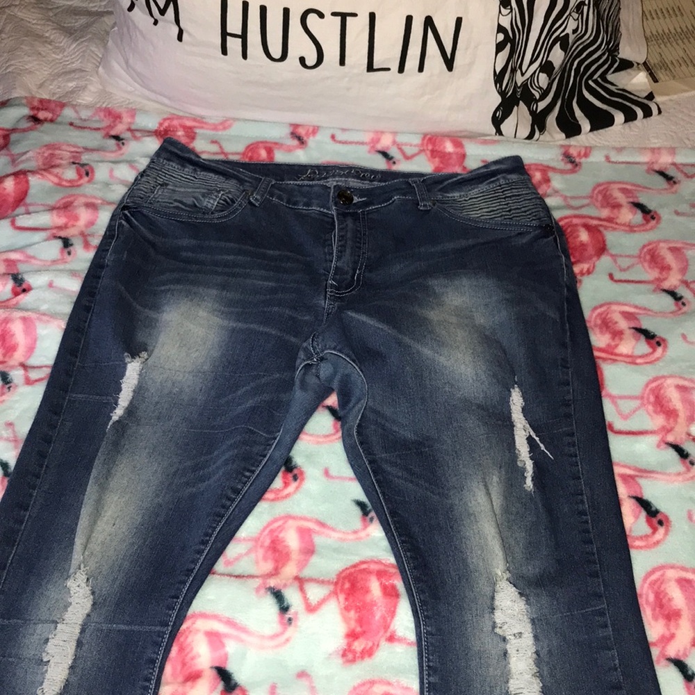 ☀️Distressed jeans!☀️